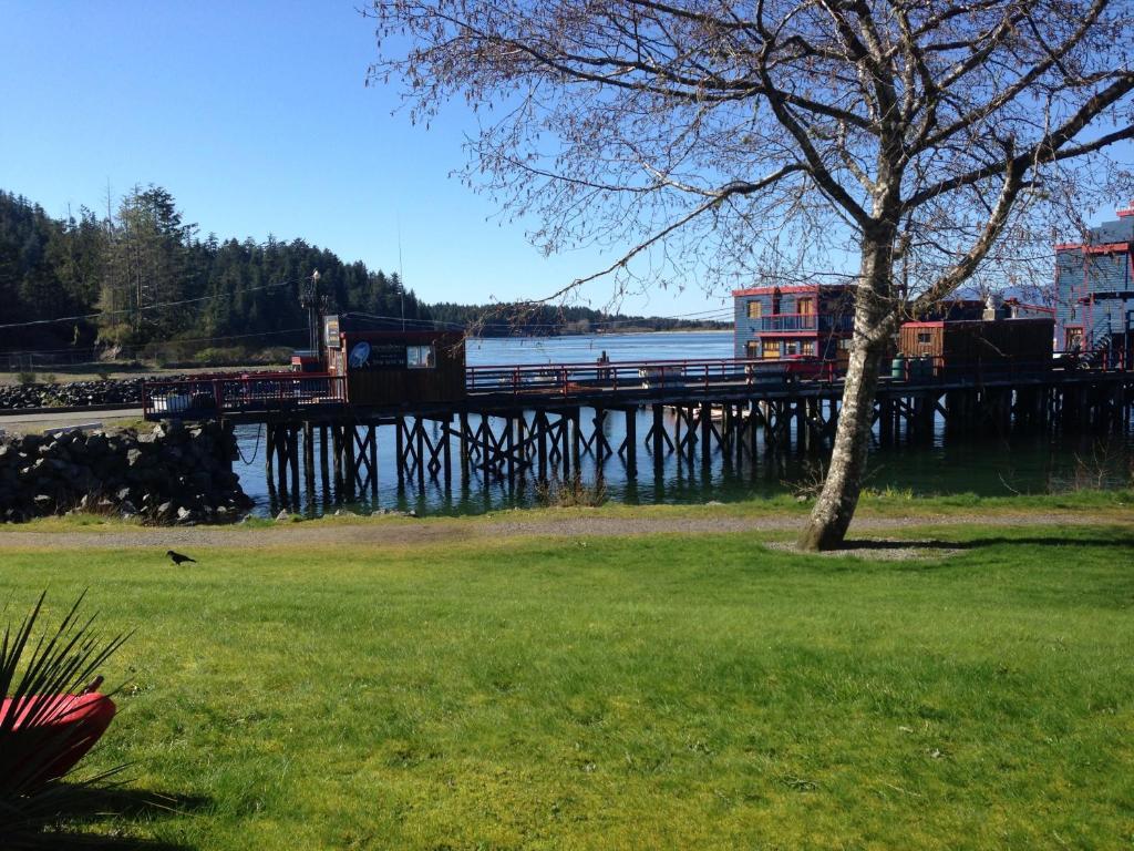 Island Village Properties At Fred Tibbs Tofino Exterior photo