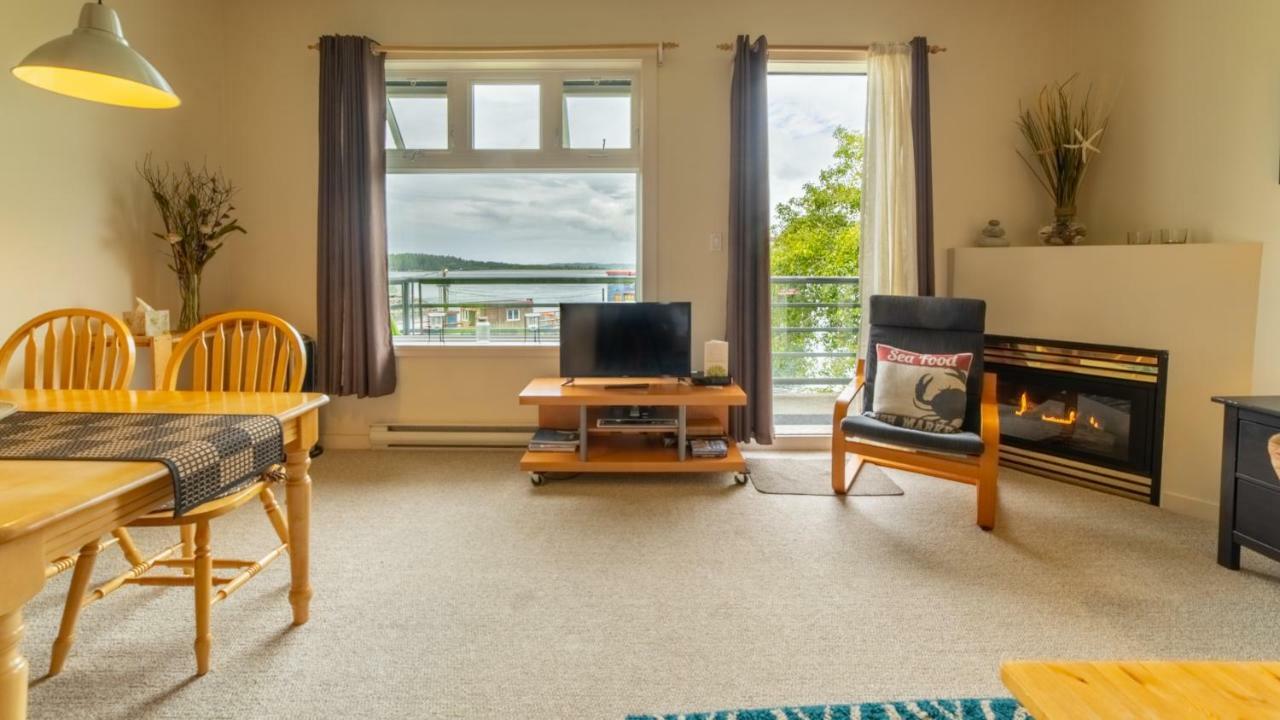 Island Village Properties At Fred Tibbs Tofino Room photo